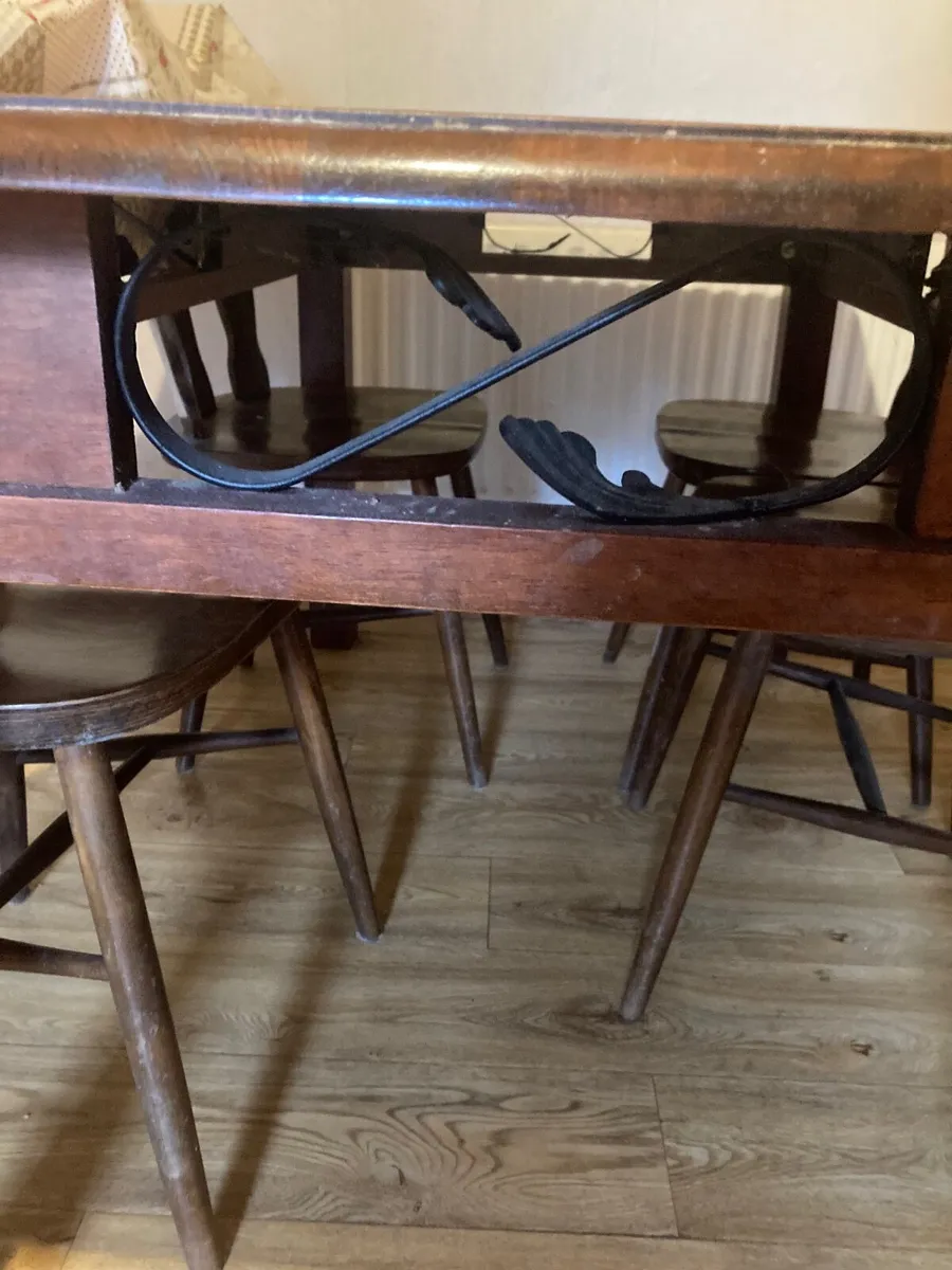 Kitchen table and chairs - Image 2