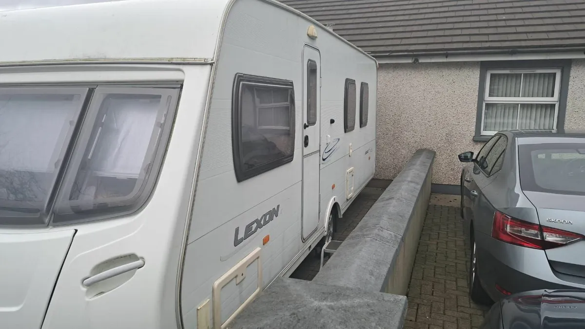 2008 Lunar Lexon 585 SI Caravan - Image 4