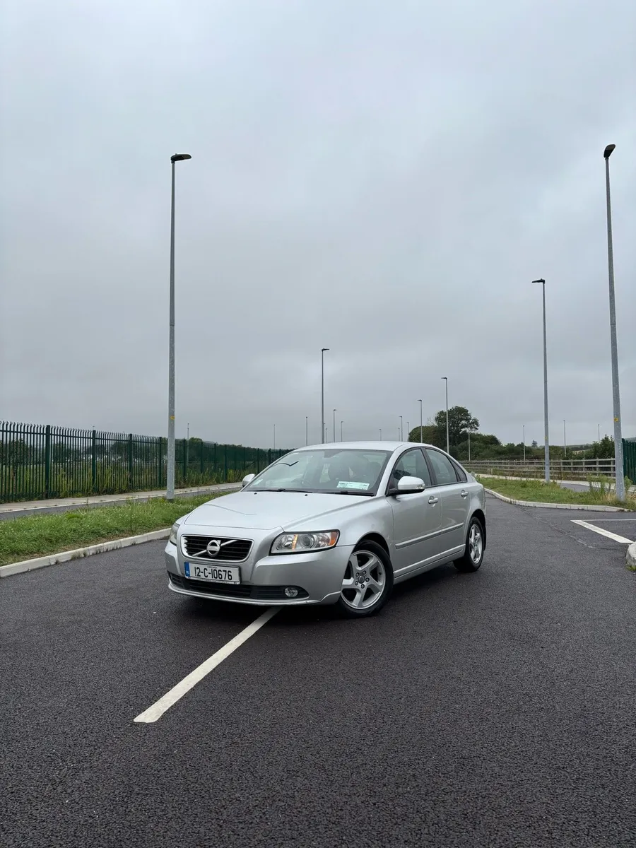12 Volvo S40 D2 1.6 Diesel Service History - Image 1