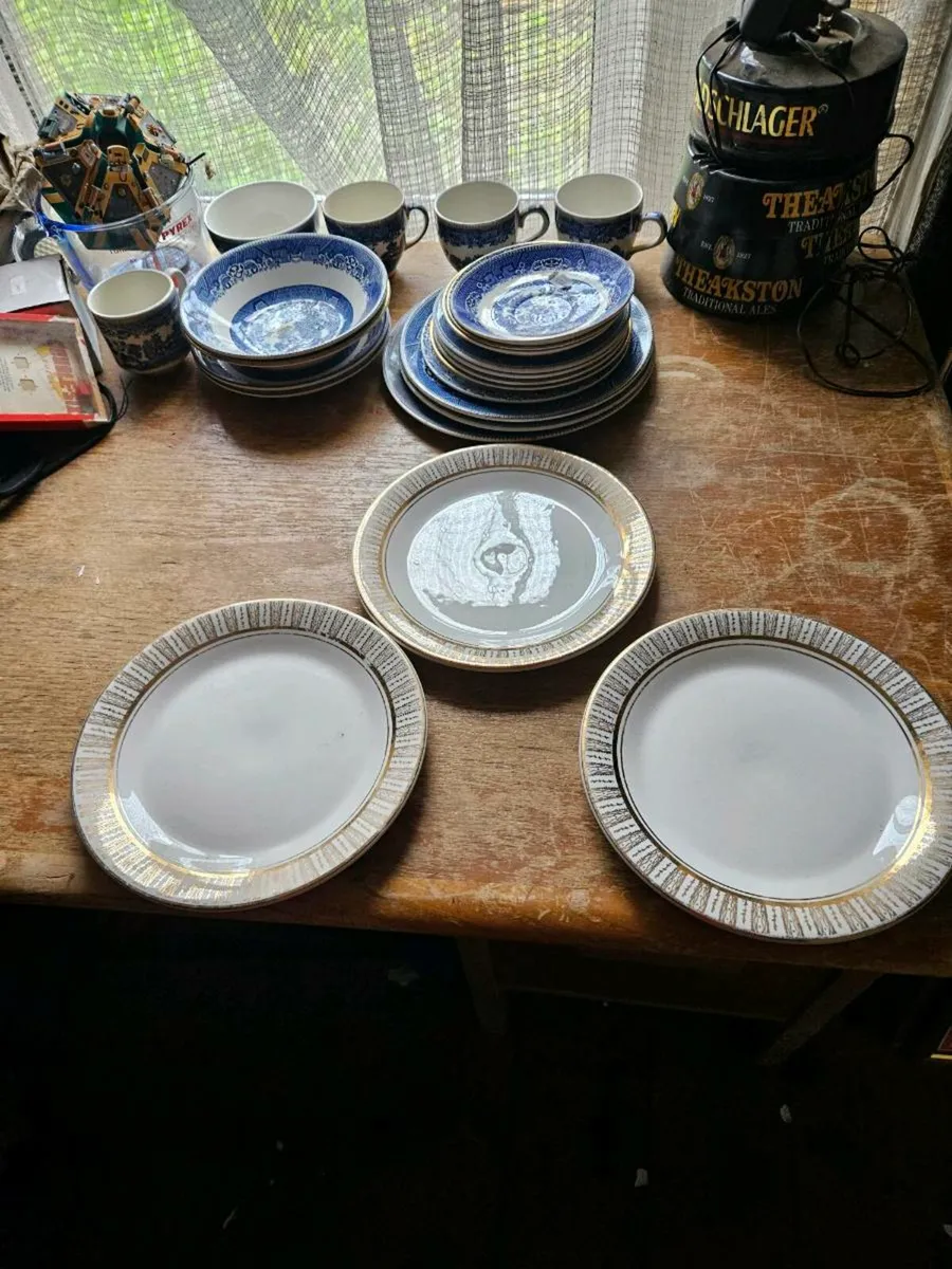 Vintage Arklow Pottery Plates x 3 - Image 1