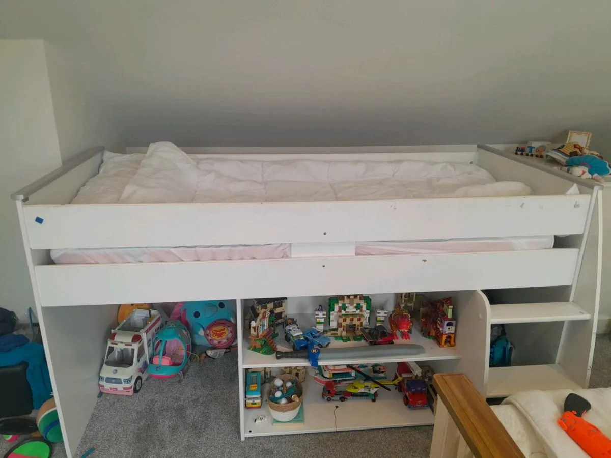 Bed - Image 1