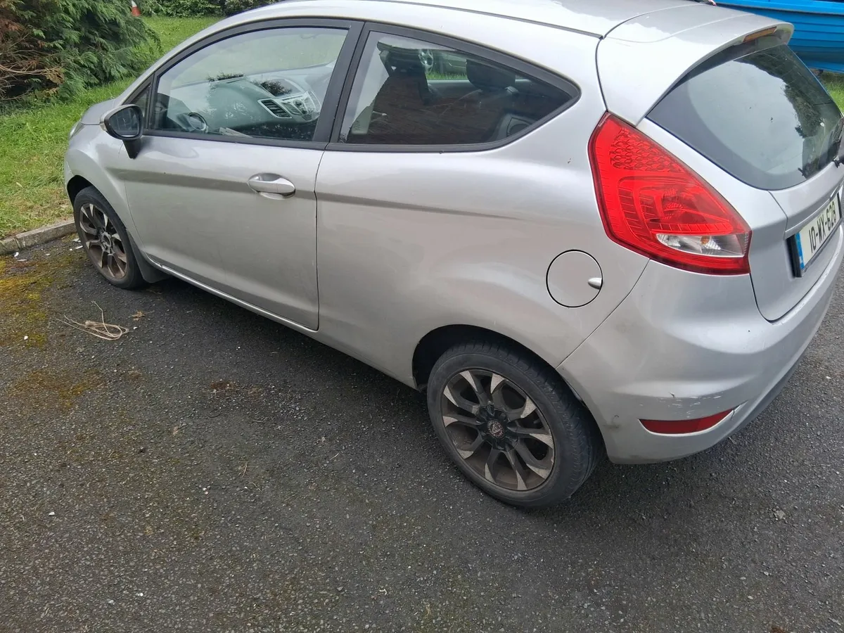 Ford Fiesta 2010 - Image 2