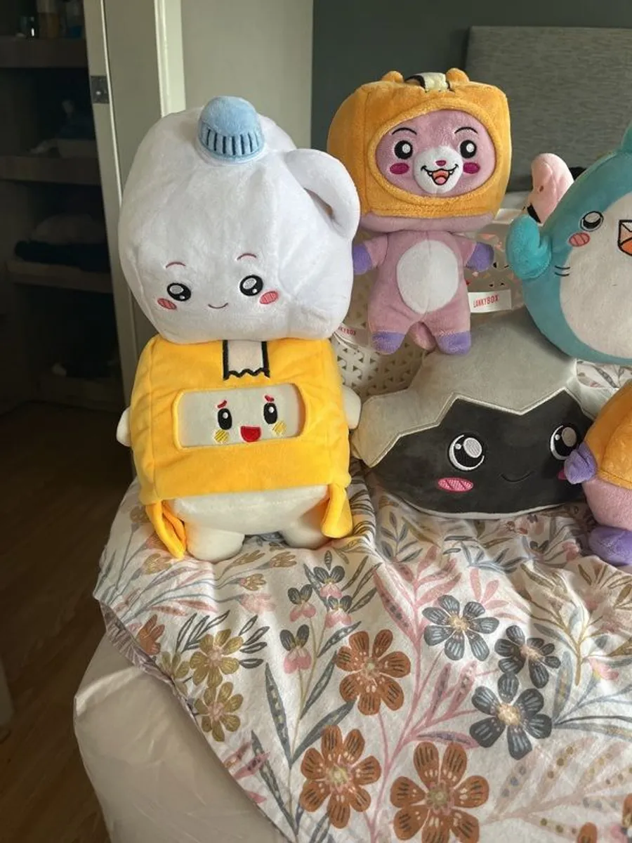 Lanky box plushies - Image 1