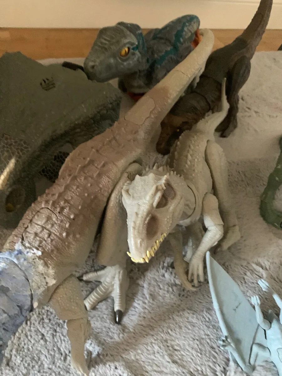 Jurassic world toys - Image 2