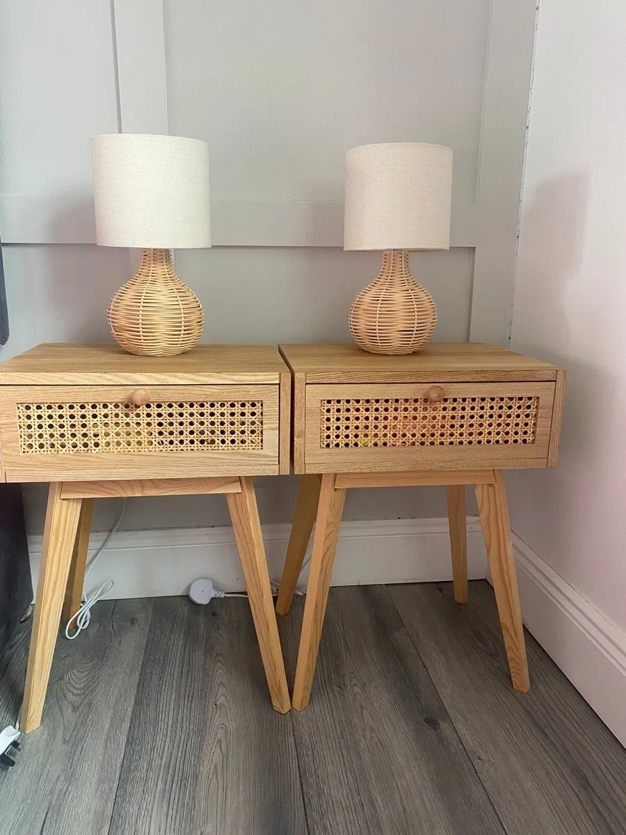 2 Bedside tables and 2 lamps
