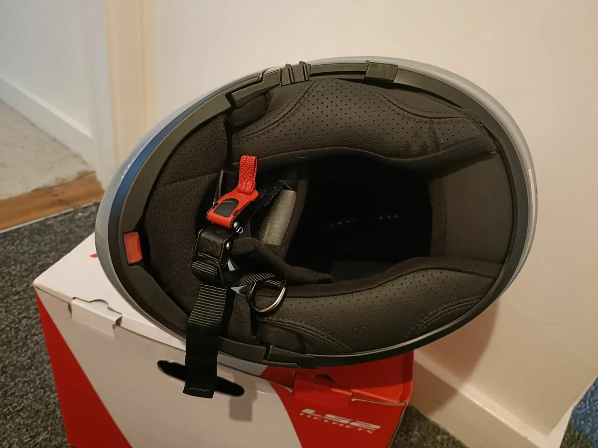 Motorbike helmet - Image 2