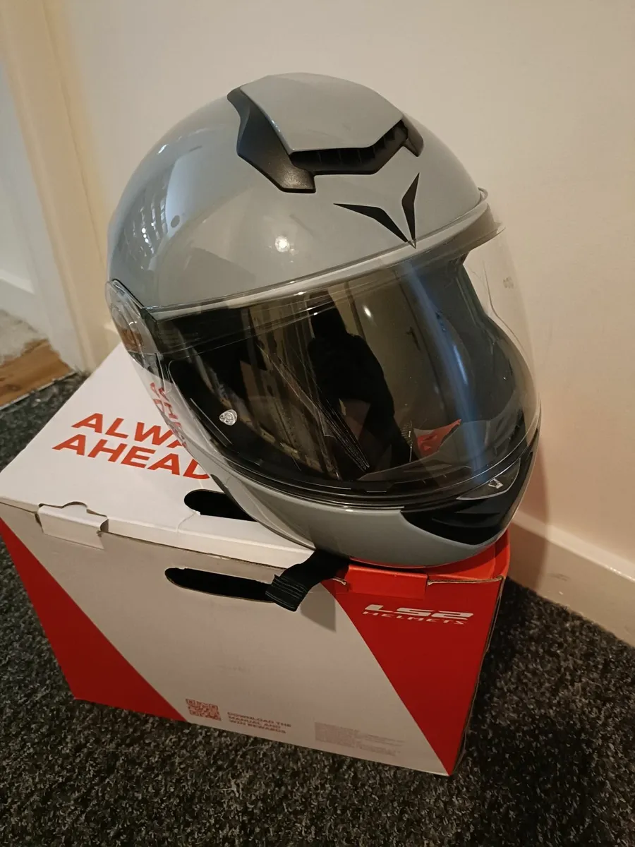 Motorbike helmet - Image 3