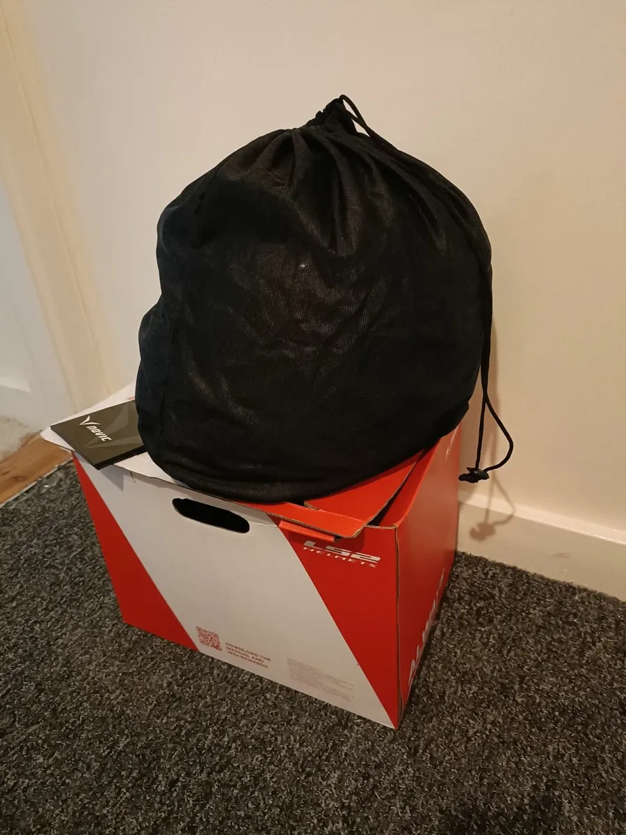 Motorbike helmet - Image 4