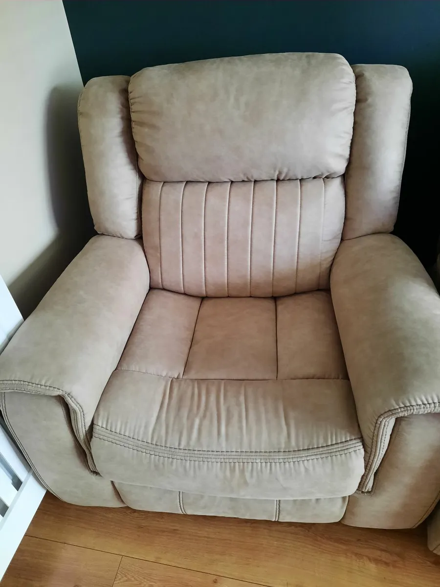 3 piece recliner suite - Image 1