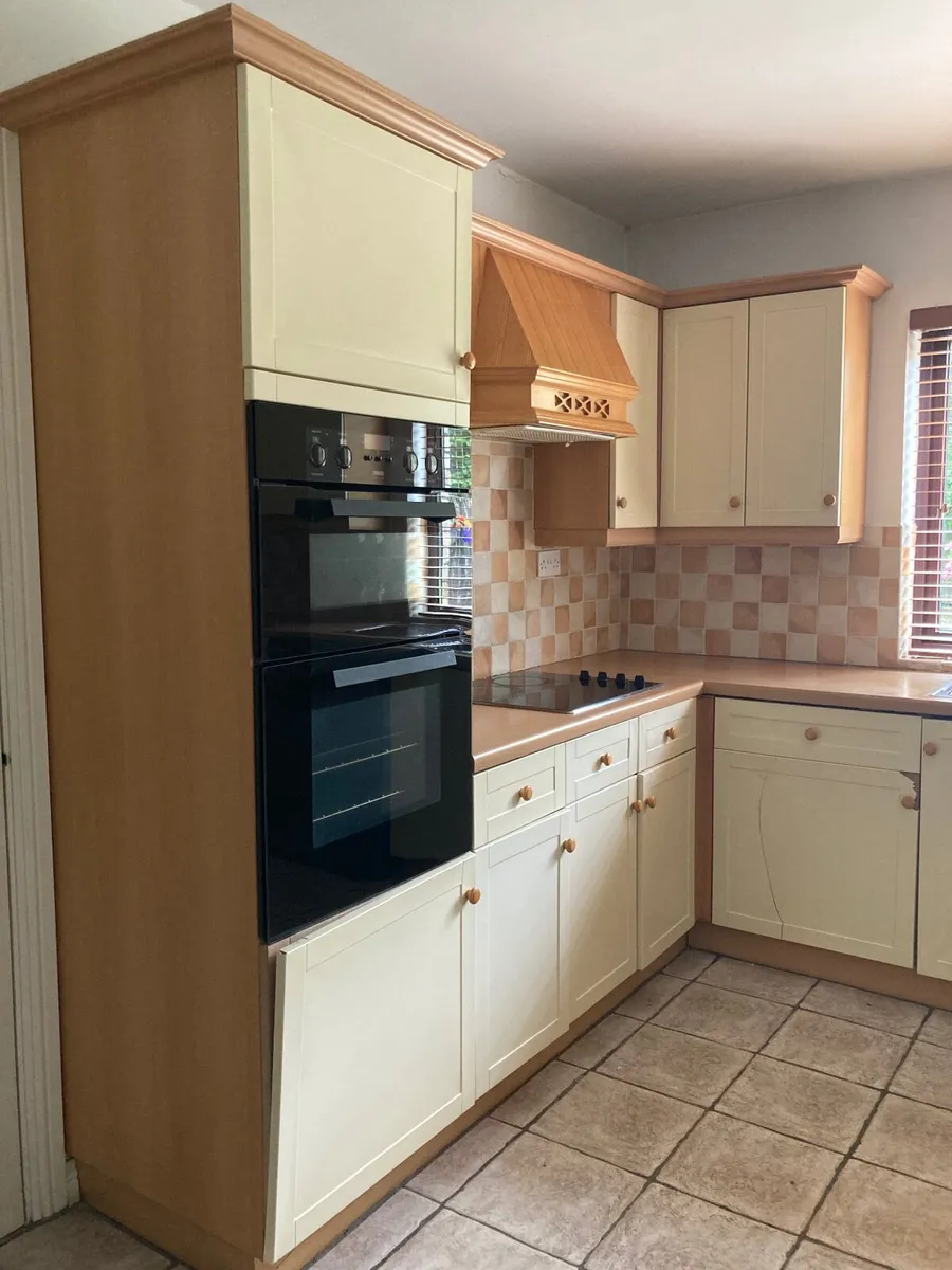 Kitchen cabinets and kitchen appliances - Image 2