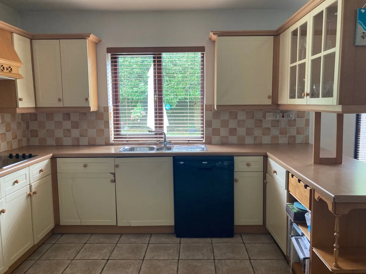 Kitchen cabinets and kitchen appliances - Image 4