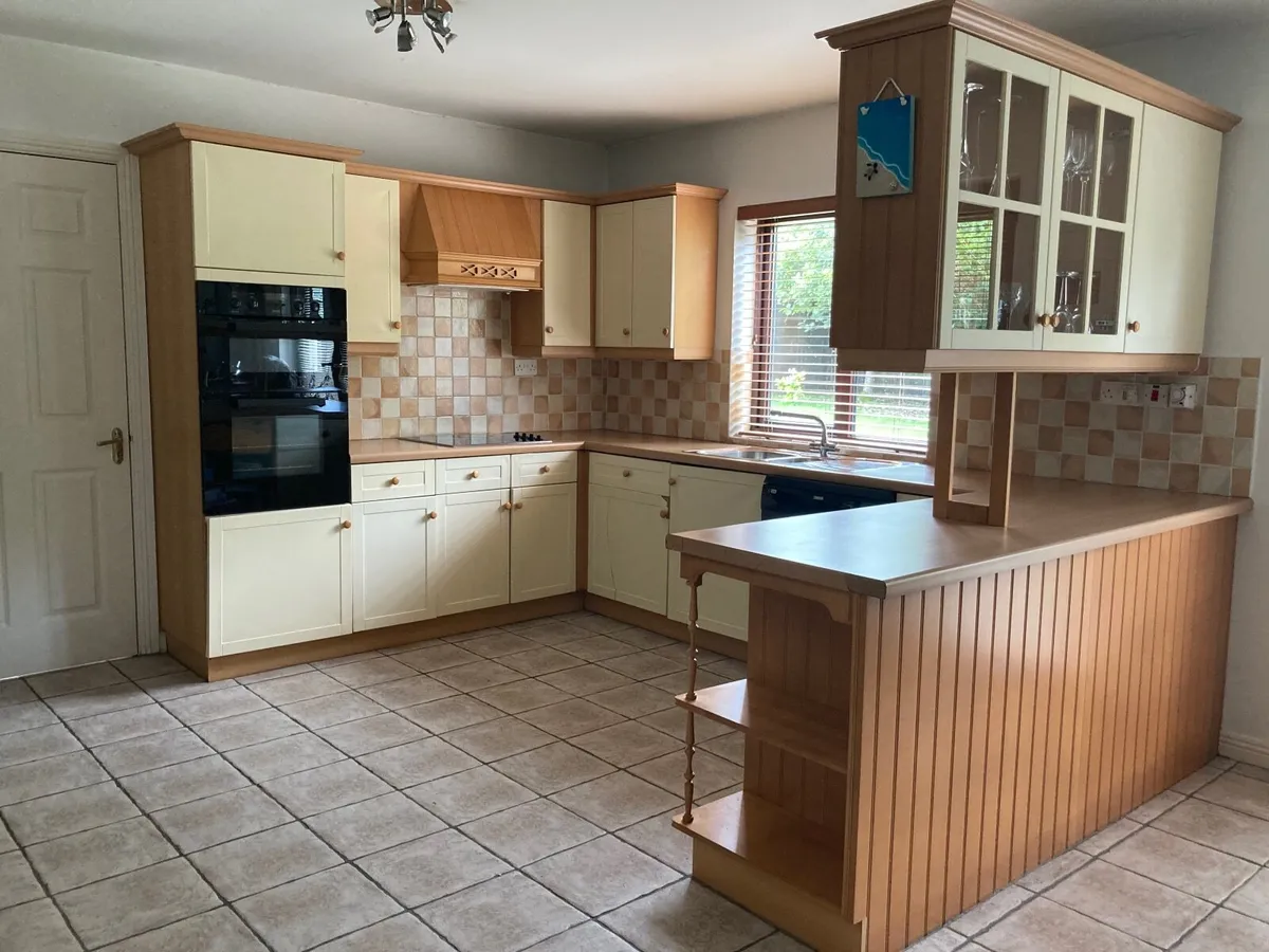 Kitchen cabinets and kitchen appliances - Image 1