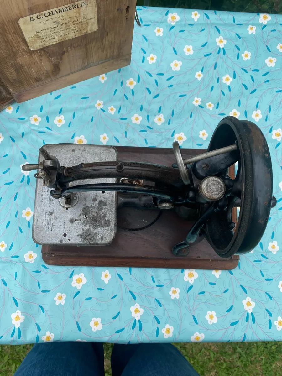 Willcox & Gibbs antique sewing machine and case - Image 3