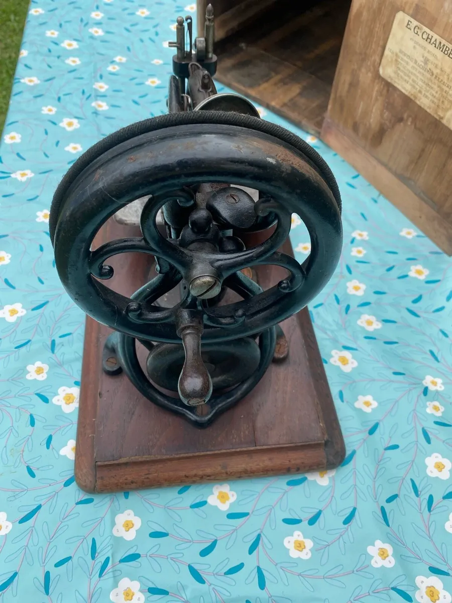 Willcox & Gibbs antique sewing machine and case - Image 4