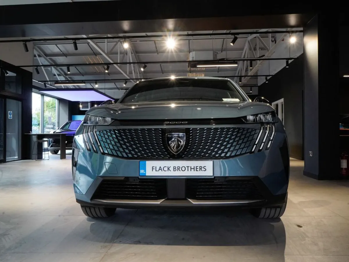 2025 Peugeot 3008 E-Allure 73kWh 210bhp Automatic - Image 2