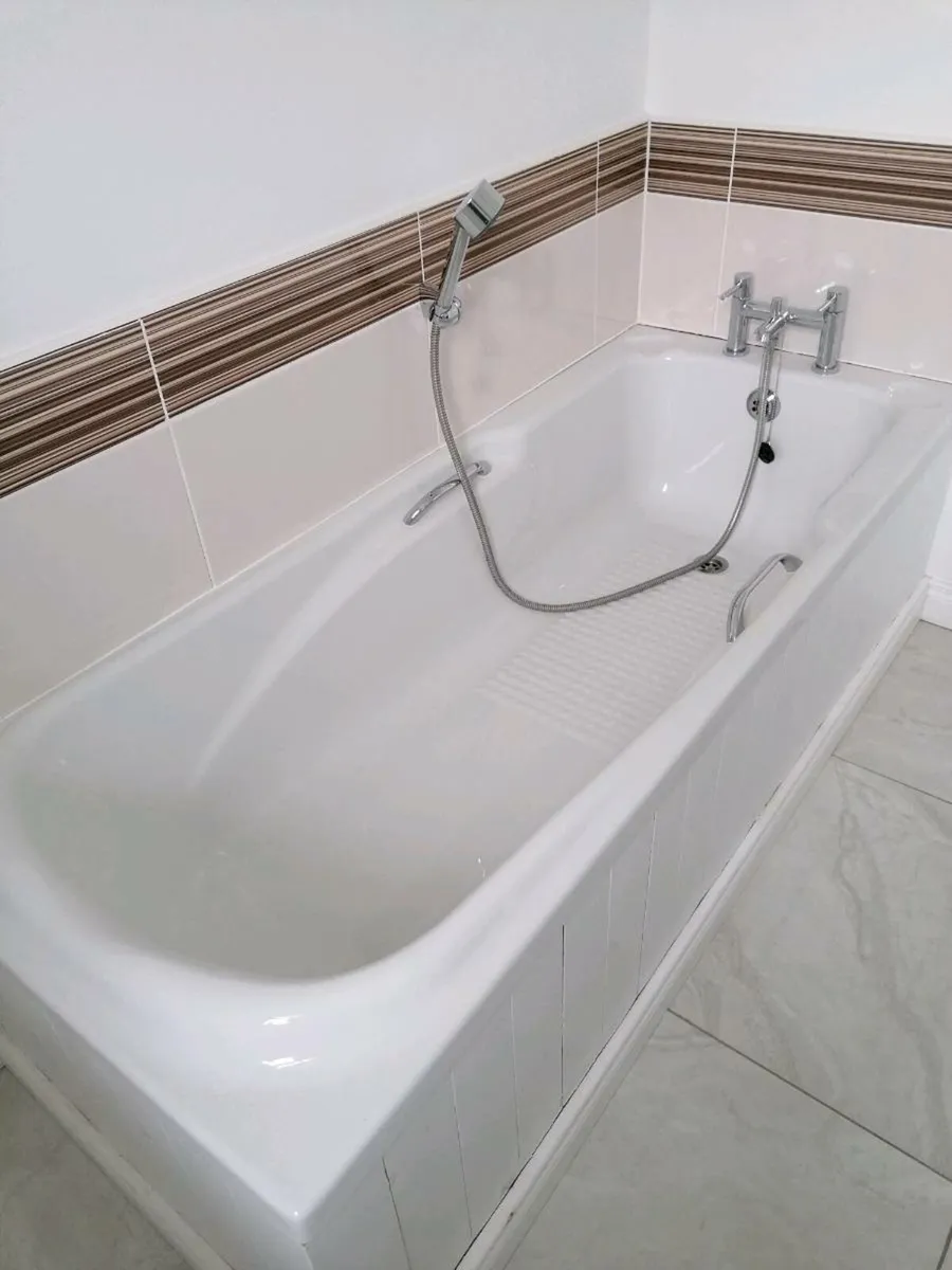 Bath with taps - Image 1