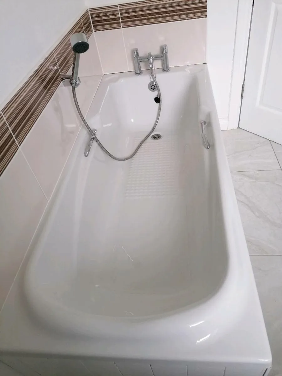 Bath with taps - Image 3