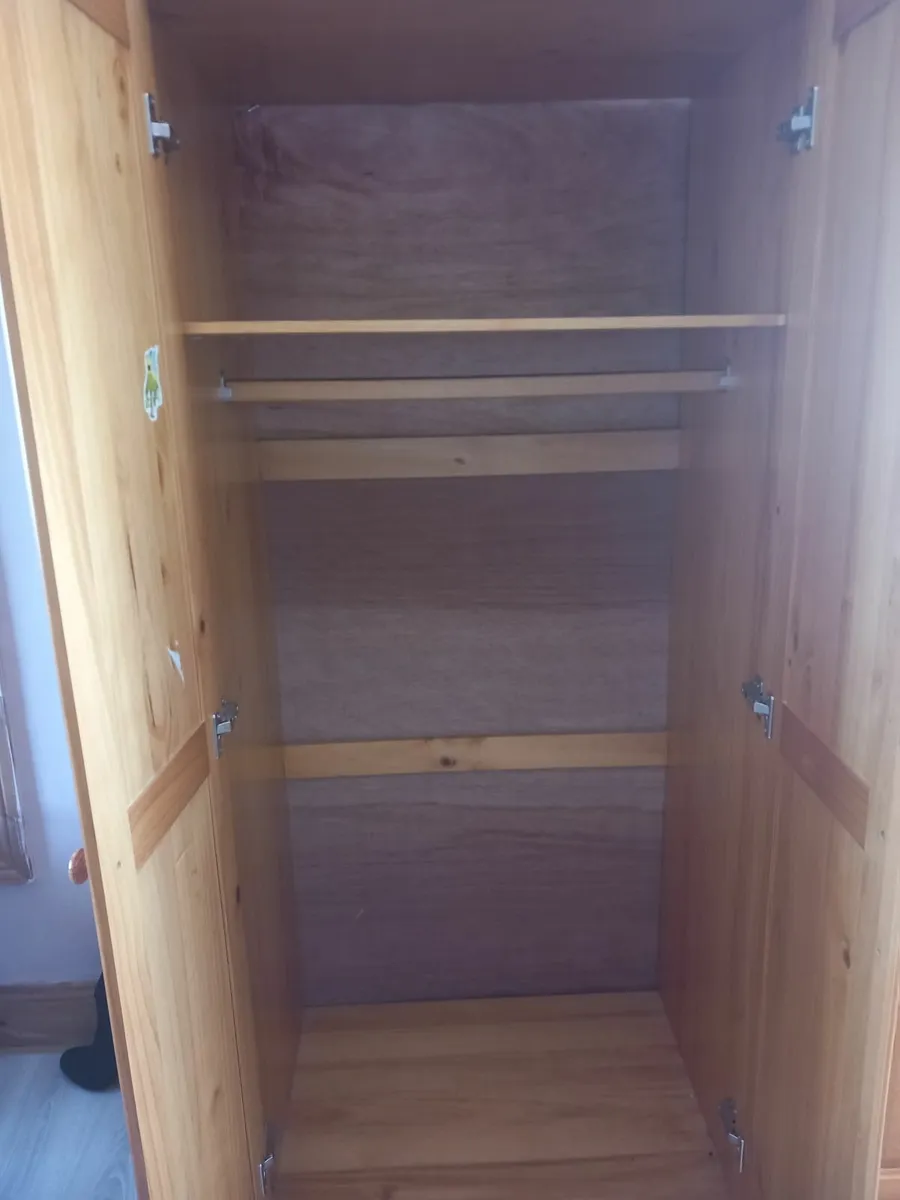 3 door wardrobe - Image 1