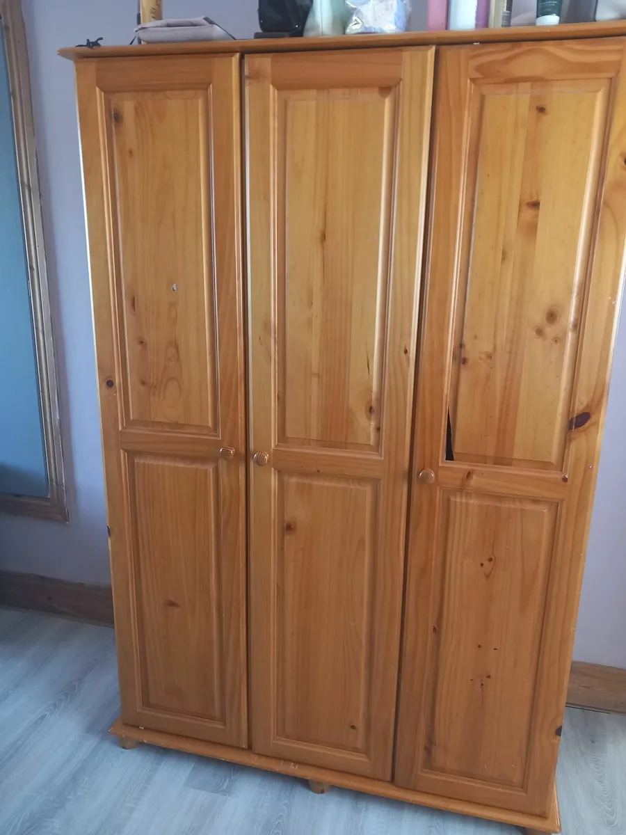 3 door wardrobe - Image 2