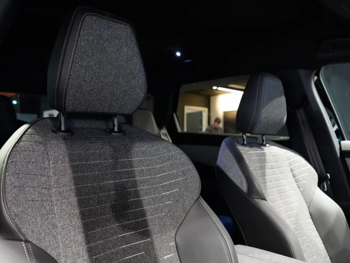 2025 Peugeot 5008 STD Allure MHEV 136 E-DSC6 - Image 2