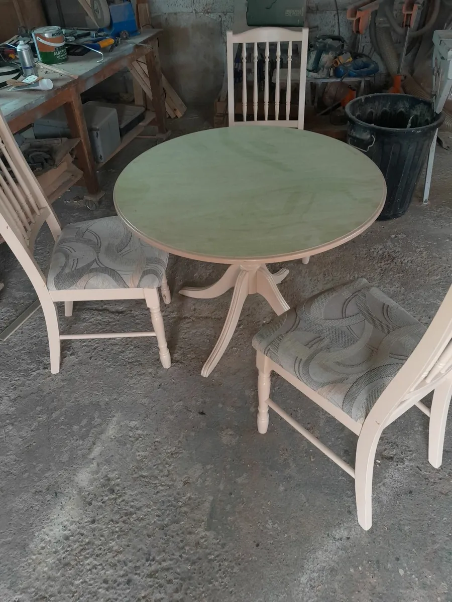 Table and 3 chairs - Image 1