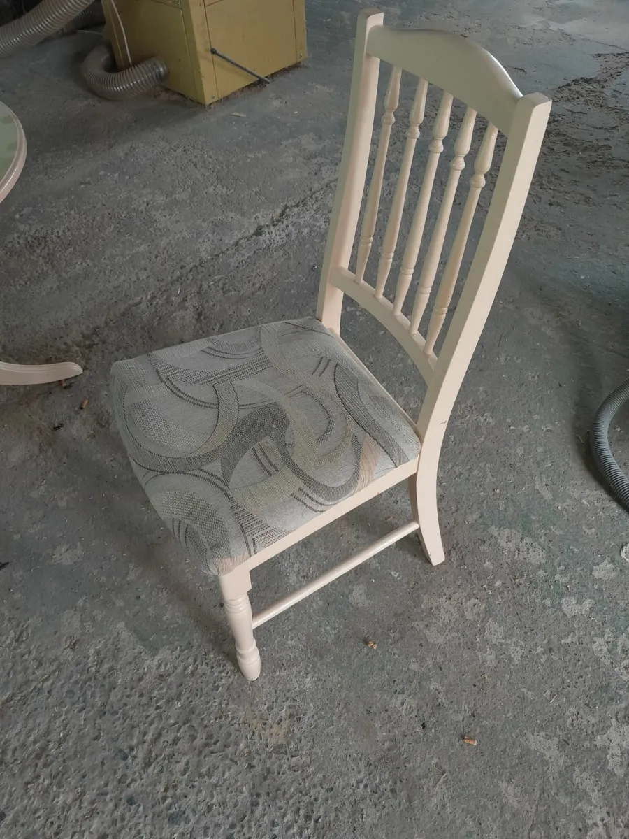 Table and 3 chairs - Image 4