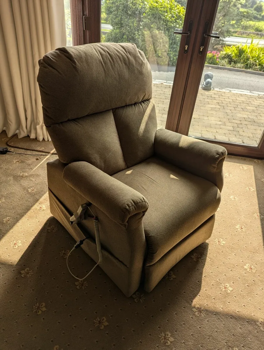 Pride Electric Riser/Recliner Chair - Image 1