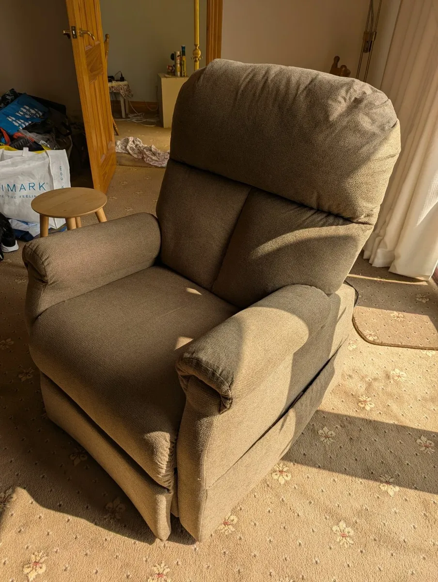Pride Electric Riser/Recliner Chair - Image 4