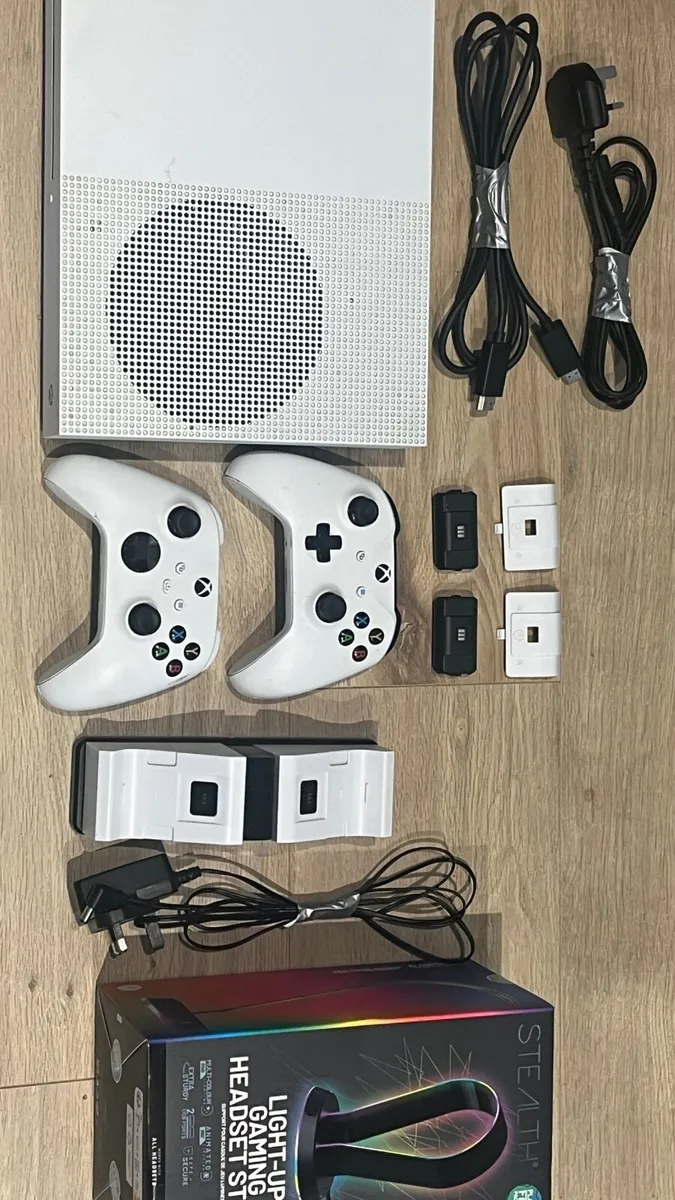 Xbox One S 500GB, two controllers, charging dock - Image 1
