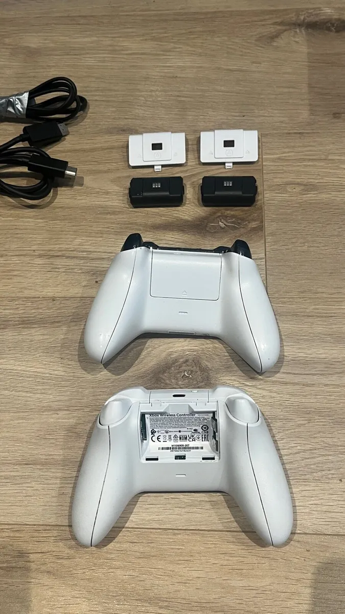 Xbox One S 500GB, two controllers, charging dock - Image 2