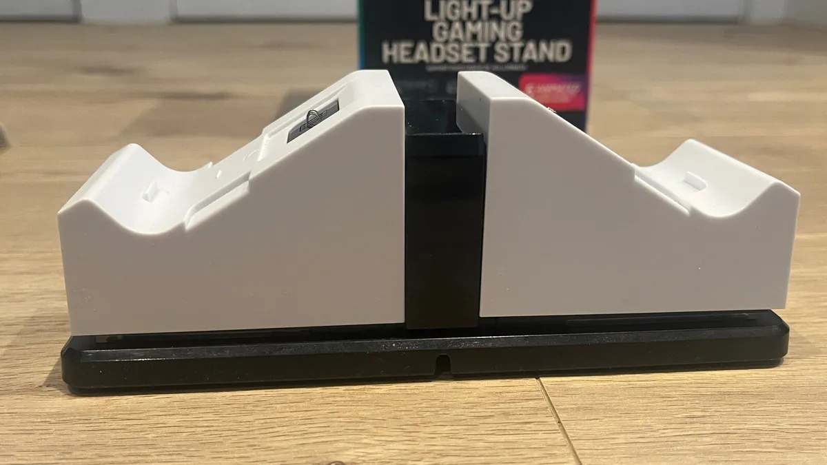 Xbox One S 500GB, two controllers, charging dock - Image 3