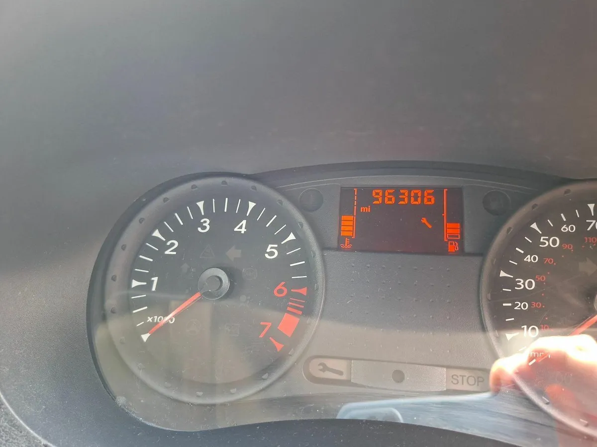 Renault Clio 2010 - Image 2