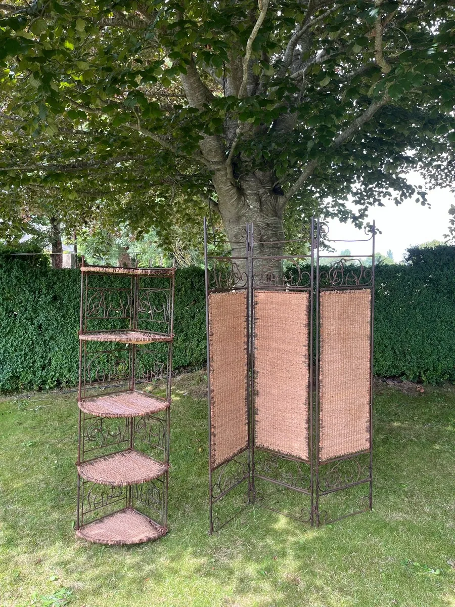 Corner shelf and screen - Image 1