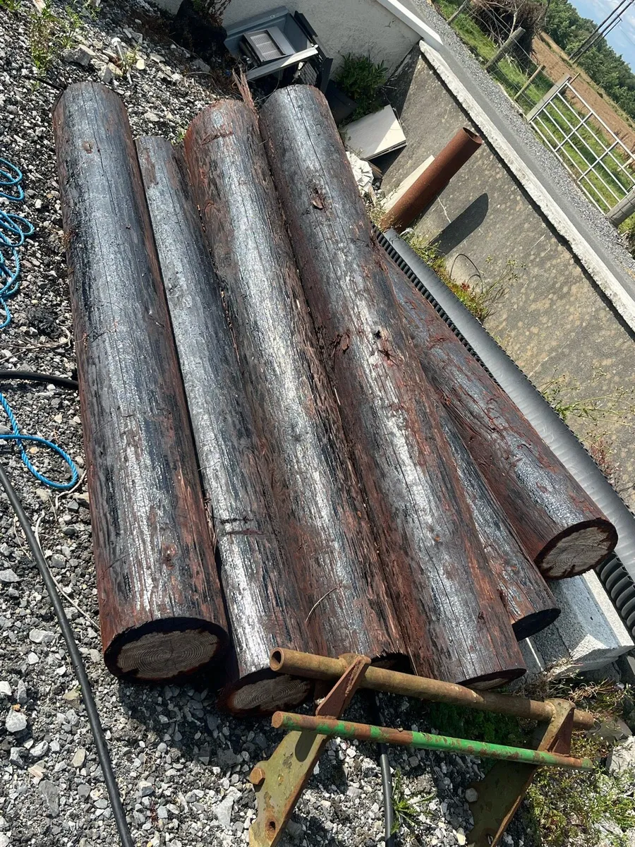 Good 8ft straining posts - Image 1