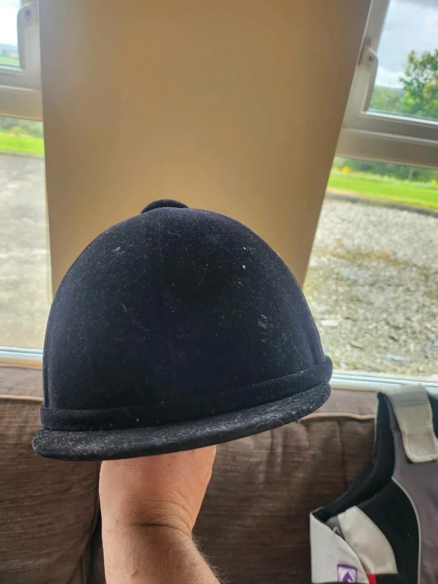 Horse riding hat & back protector - Image 1