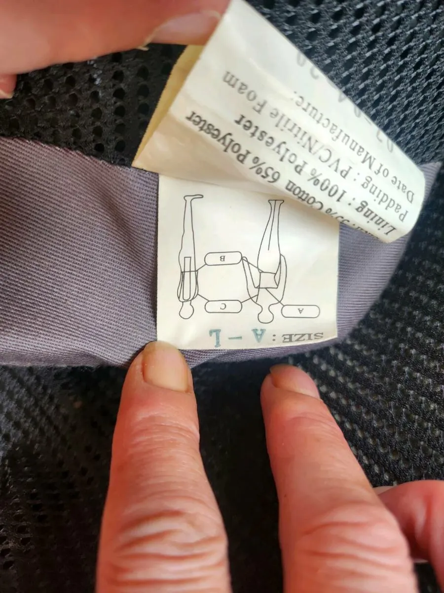 Horse riding hat & back protector - Image 4