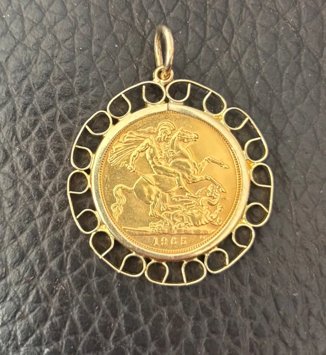 Gold sovereign coin 1965 - Image 1