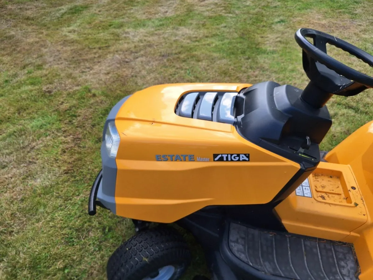 Stiga estate Ride on Lawnmower - Image 2