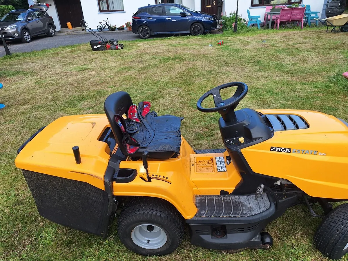 Stiga estate Ride on Lawnmower - Image 3