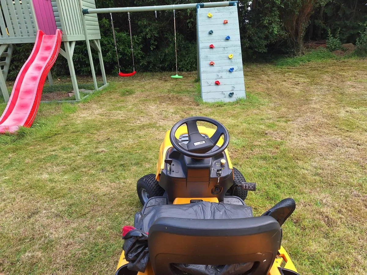 Stiga estate Ride on Lawnmower - Image 4