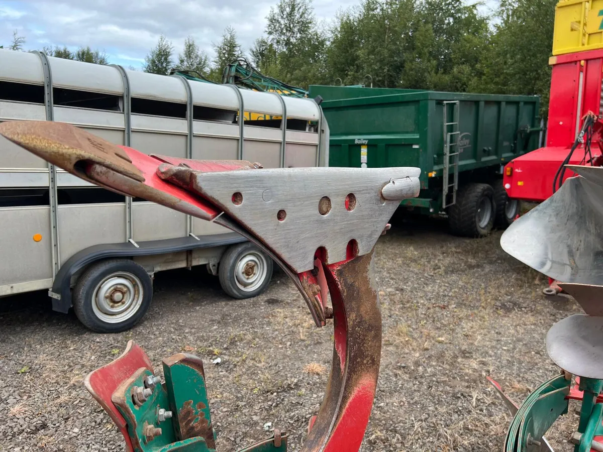 KVERNELAND 4F 150-S VARI WIDTH PLOUGH - Image 2