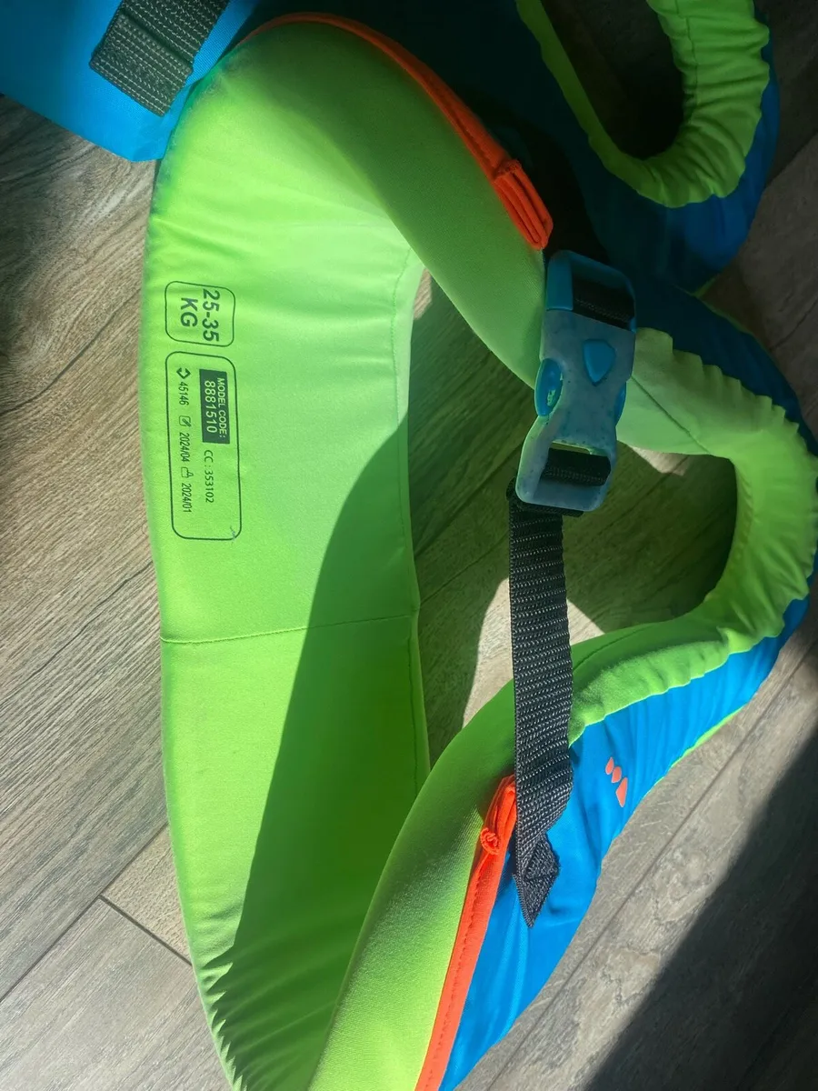 Wet suits and life jacket - Image 2