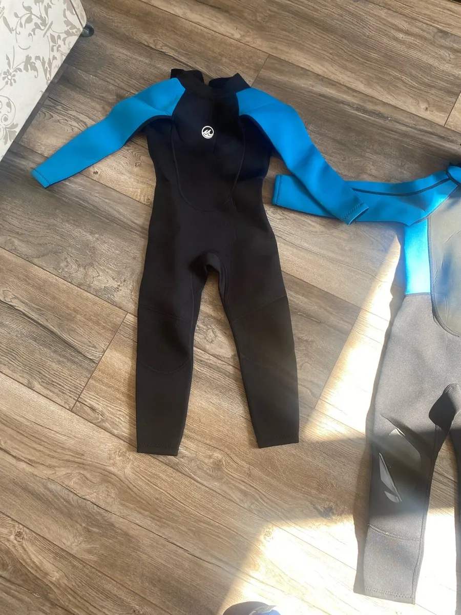 Wet suits and life jacket - Image 4