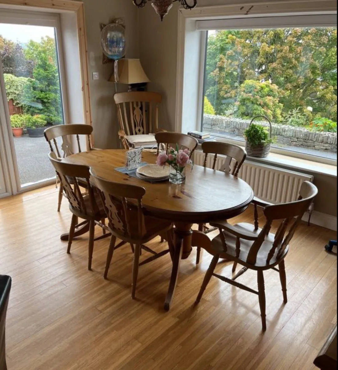 Table and chairs - Image 1