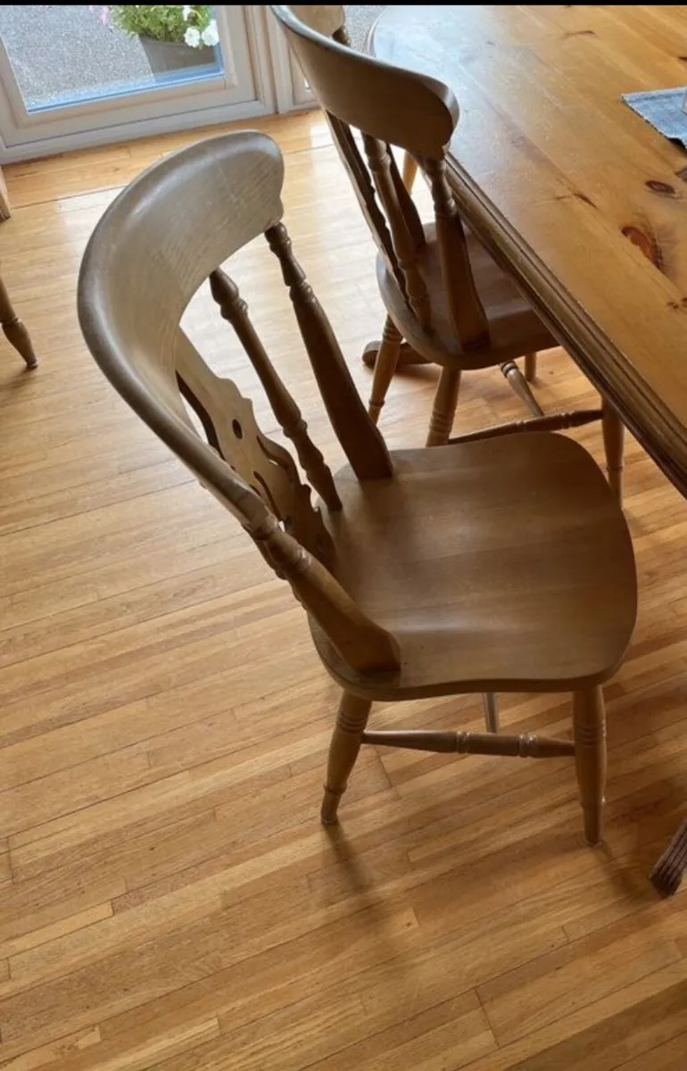 Table and chairs - Image 2