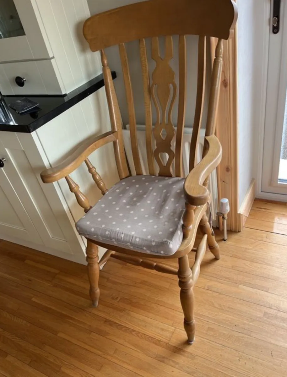 Table and chairs - Image 4