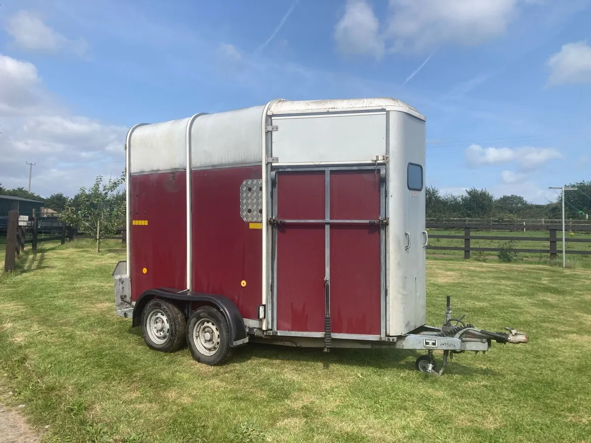 505 horse box - Image 1