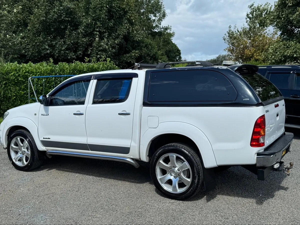 Toyota Hilux 2011 - Image 2