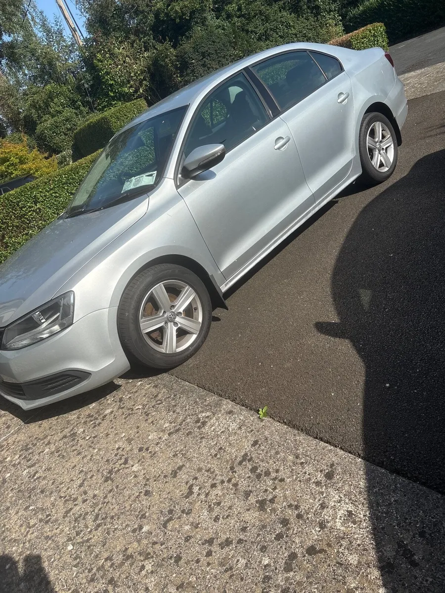 Volkswagen Jetta 2011 - Image 2