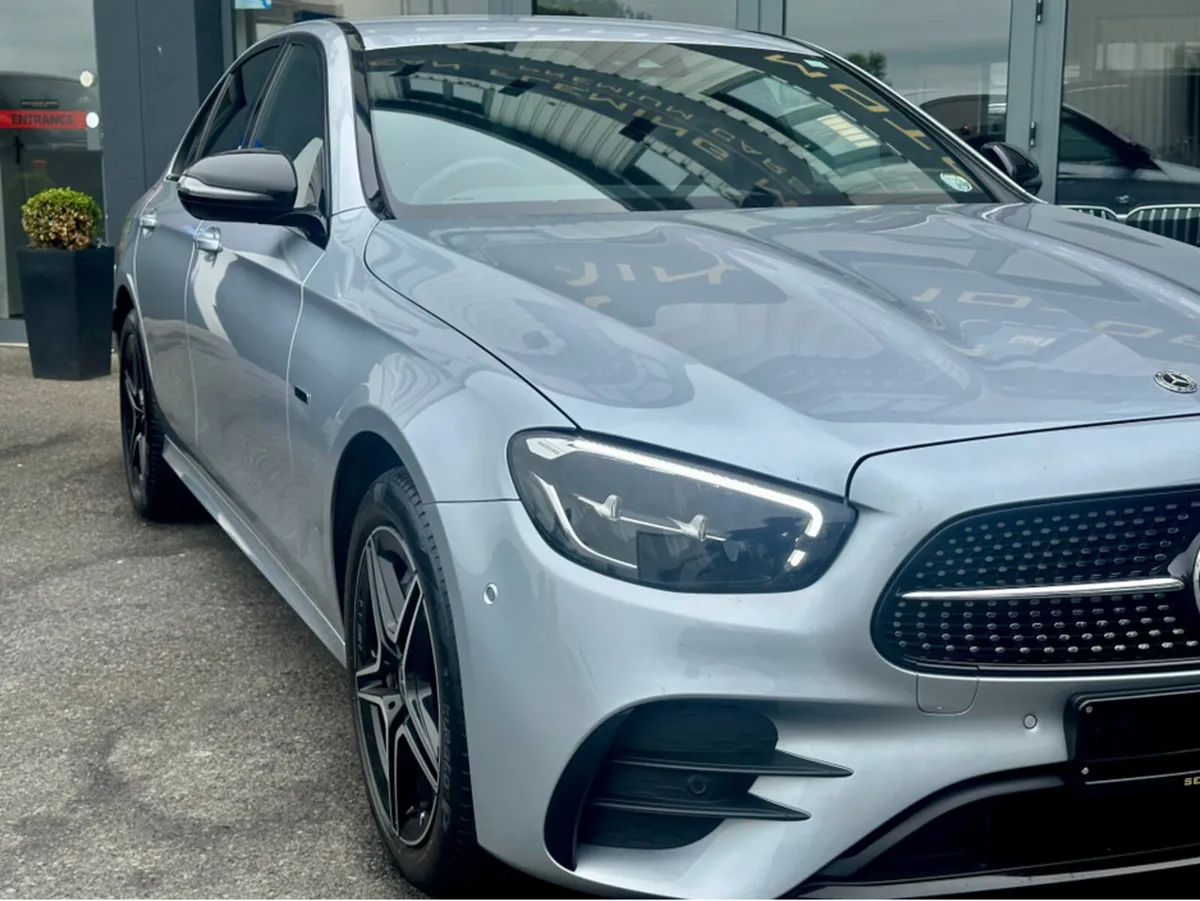 Mercedes-Benz E-Class ++LOW KM++ 300 PLUG-IN HYBRI - Image 4